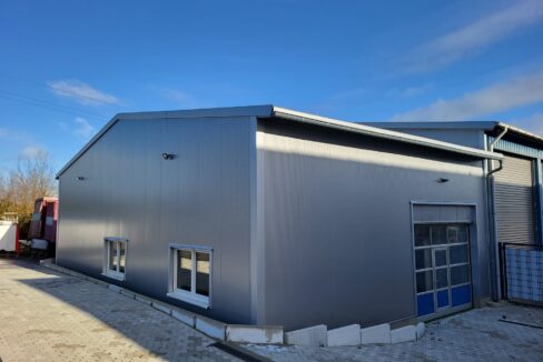 Seiten- und Rückansicht Halle