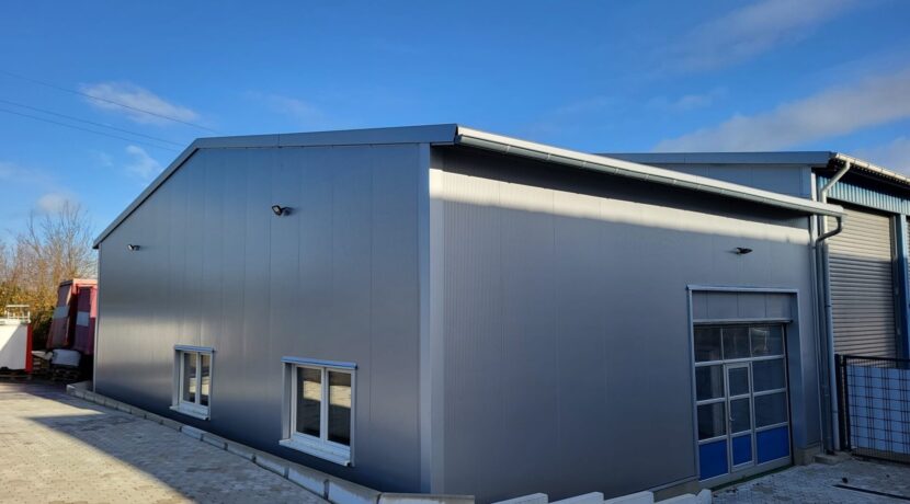 Seiten- und Rückansicht Halle