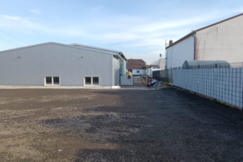 Seitenansicht und Einfahrt