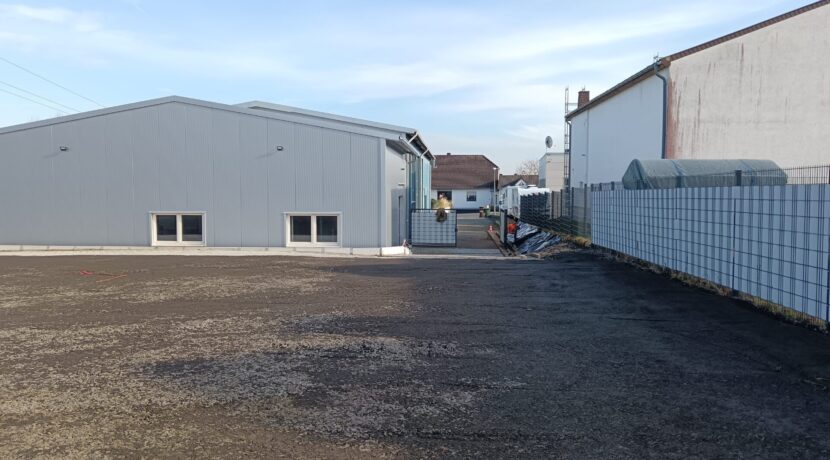 Seitenansicht und Einfahrt