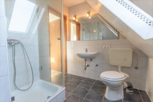 Tageslichtbad mit Dusche im DG