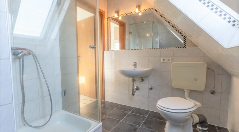 Tageslichtbad mit Dusche im DG