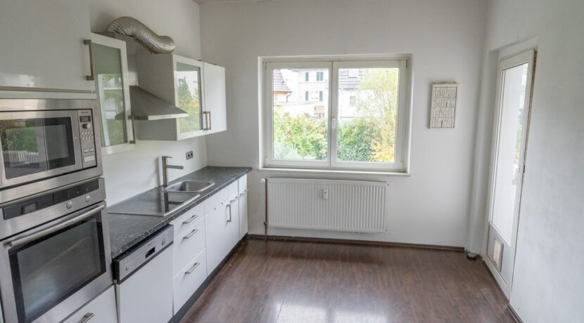 Küche im OG mit Zugang zur Loggia