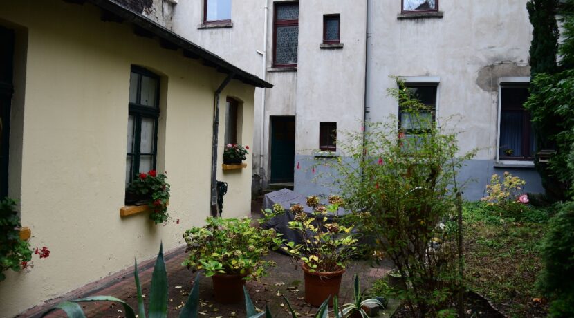 Flügelanbau und Garten