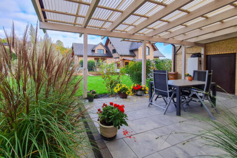 Terrasse hinter dem Haus