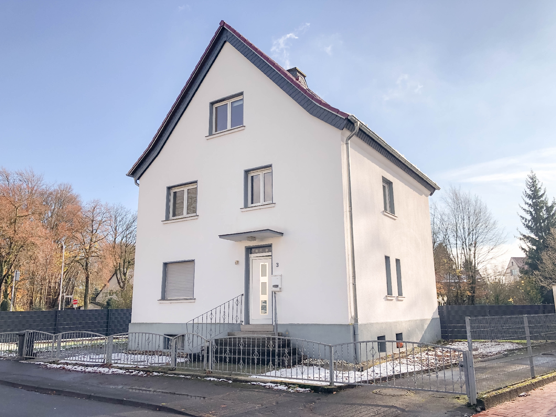 Einfamilienhaus mit Garten und 2 Garagen