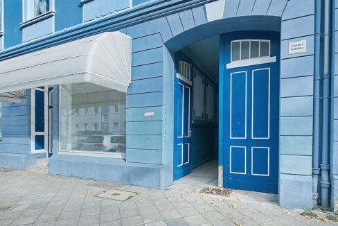 Blick zum Ladenlokal und Toreinfahrt