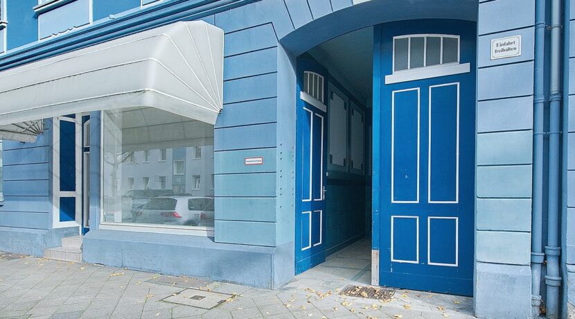 Blick zum Ladenlokal und Toreinfahrt