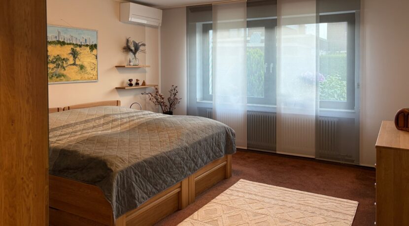 Schlafzimmer 1 mit Klima EG