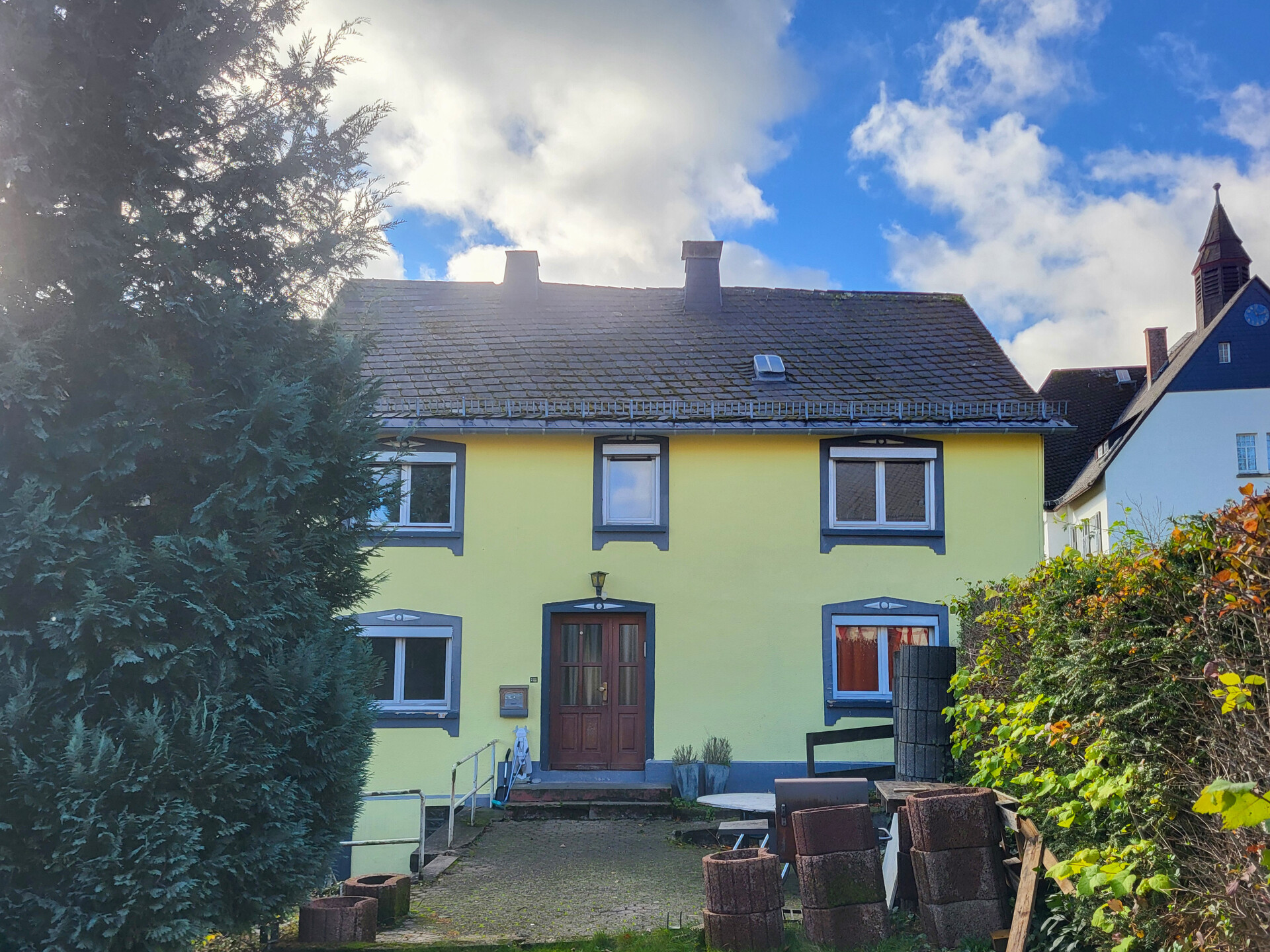 Freistehendes Haus mit großem, bebaubarem Grundstück & Garagen in ruhiger Lage mit tollem Ausblick!
