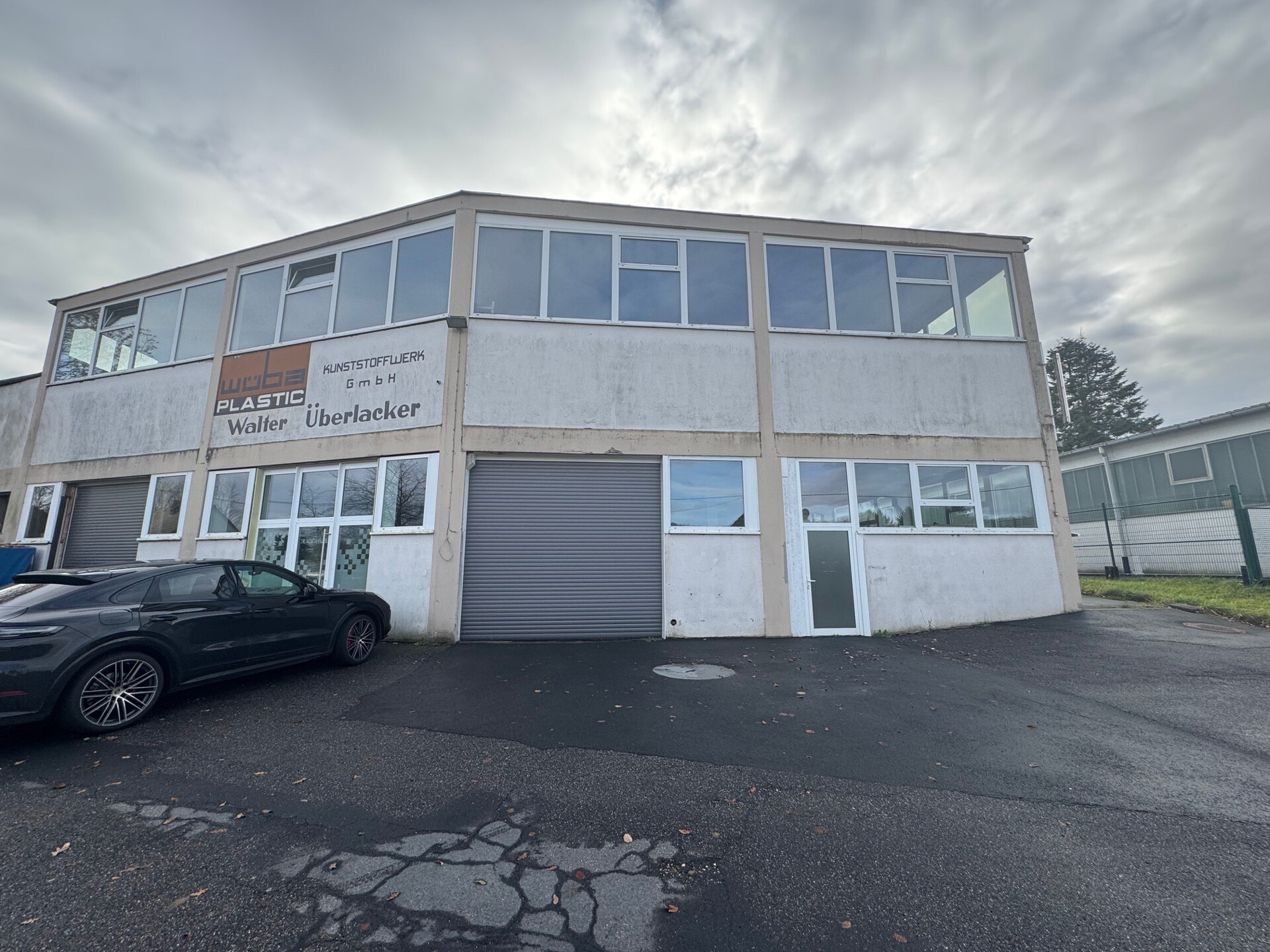 Großzügige Gewerbehalle mit 323 m² Nutzfläche, Büro und Sanitärbereich!