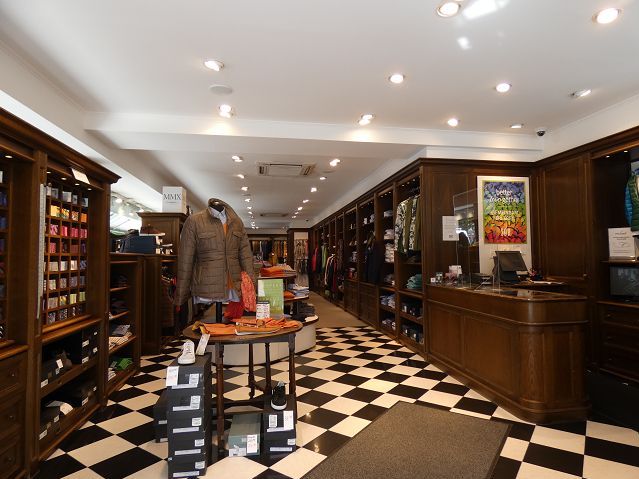 GEPFLEGTES ECKLADENLOKAL IN FREQUENTIERTER LAGE MIT RD. 24M SCHAUFENSTERFRONT IN KREFELD-CITY!