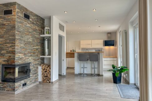 EG: offen gestaltete Küche mit Kamin zum Ess- und Wohnbereich