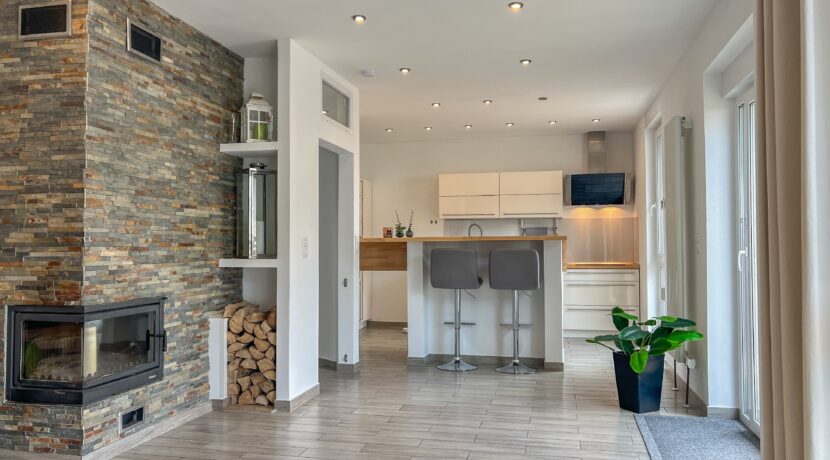 EG: offen gestaltete Küche mit Kamin zum Ess- und Wohnbereich