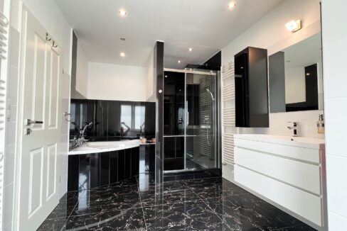 EG: Wannen-/Duschbad