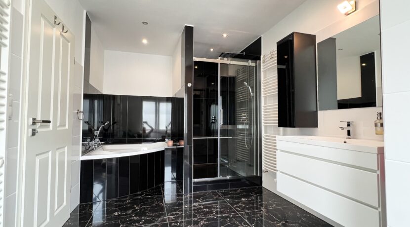 EG: Wannen-/Duschbad