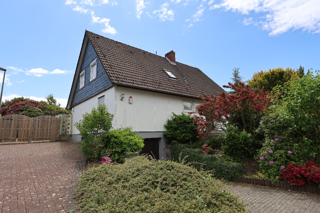 Wohnen in Burscheid: Bezahlbares Einfamilienhaus (Fertighaus) mit Baugrundstück