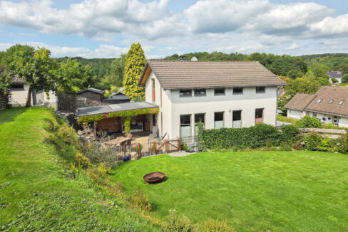 Blick vom Garten zum Haus