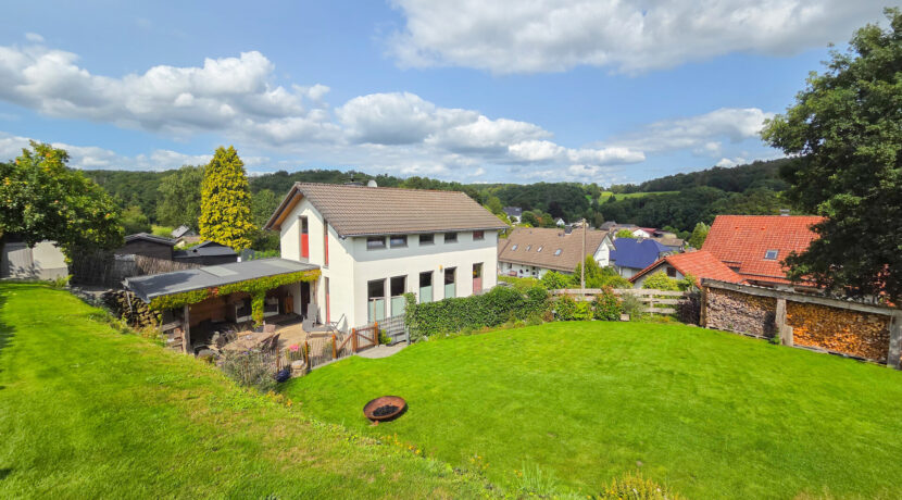 Blick vom Garten zum Haus