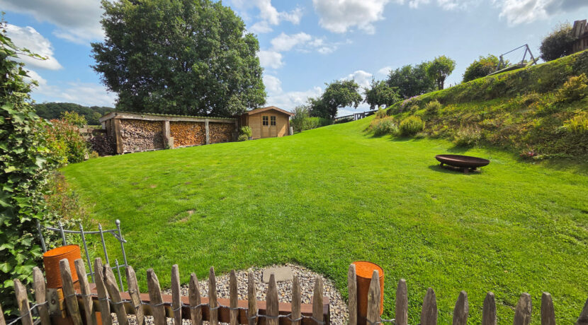 Blick von der Terrasse in den Garten