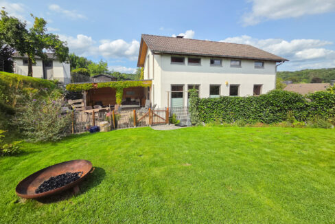 Blick vom Garten zum Haus