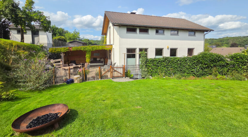 Blick vom Garten zum Haus