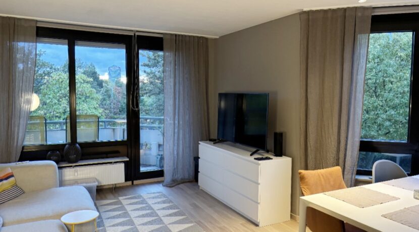 Wohnzimmer mit überdachtem Balkon