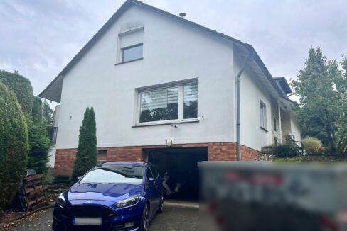Seitenansicht und Garage