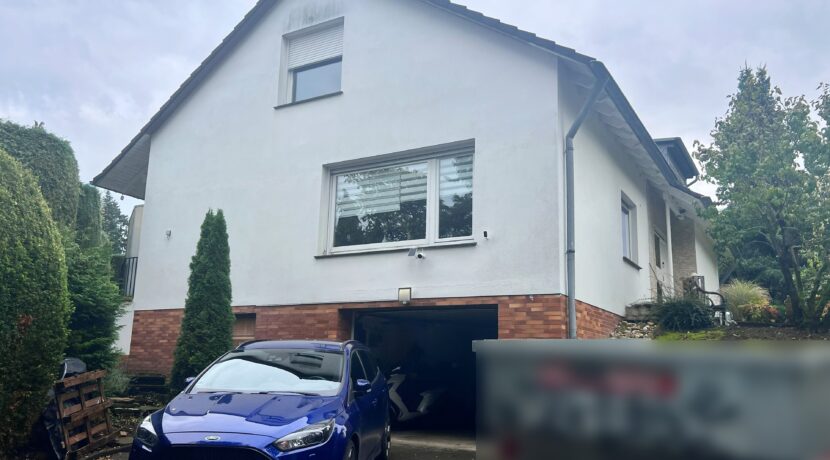 Seitenansicht und Garage