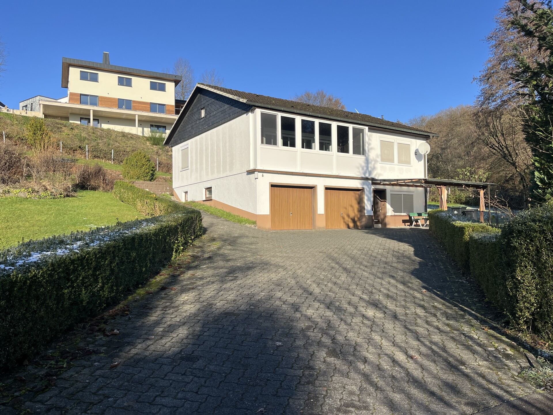 Charmantes Einfamilienhaus mit großem Grundstück, Wintergarten und 2 Garagen!