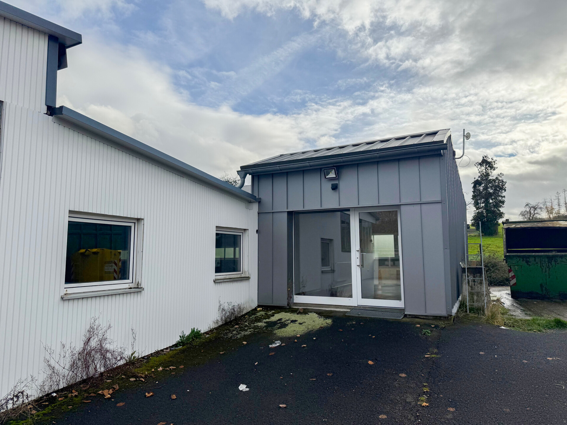 Gewerbefläche mit 160 m² Lager/Produktion und 35 m² Büro!