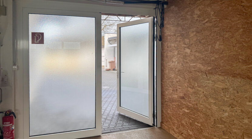 Separater Eingang Halle