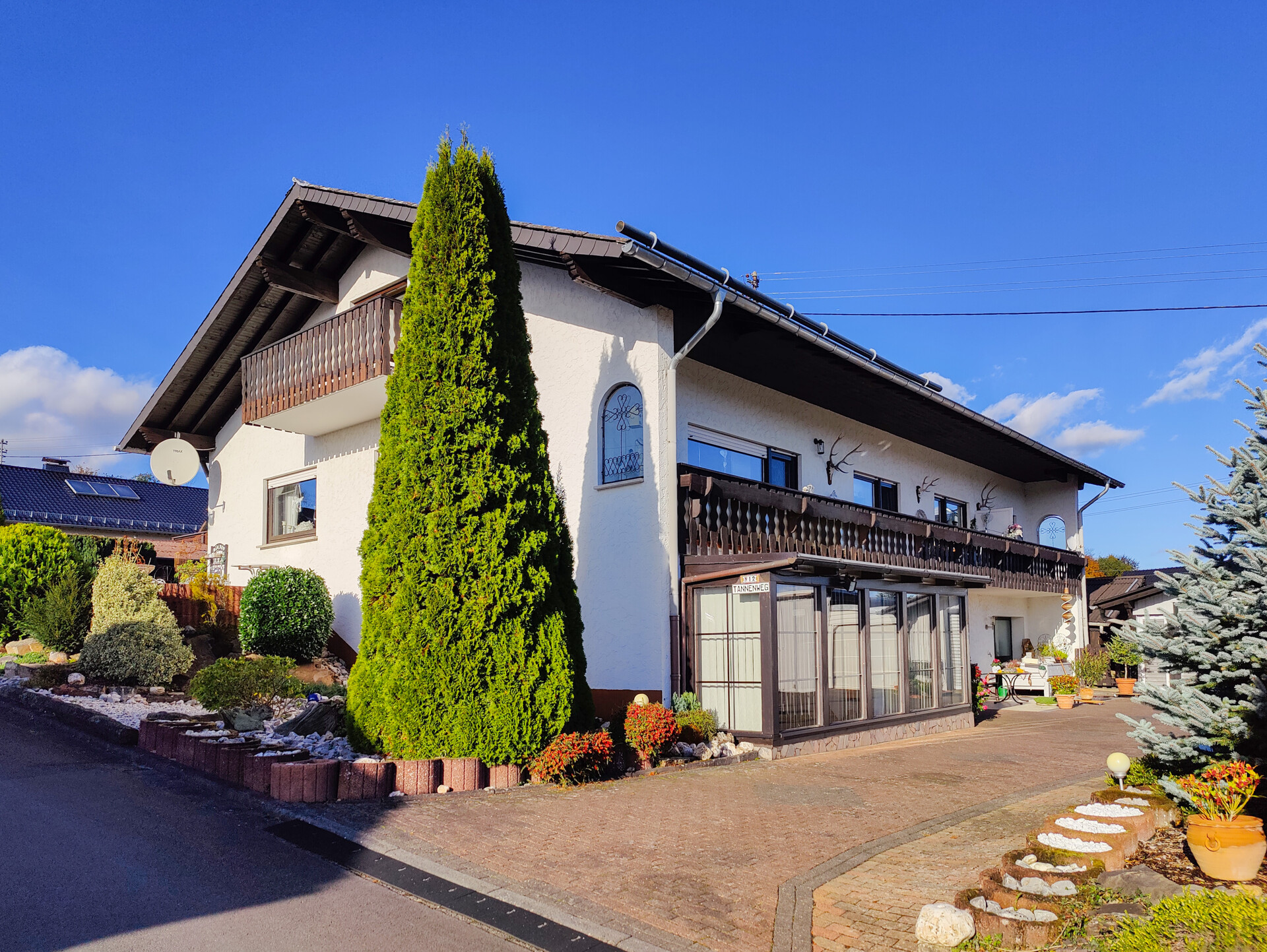 Teilvermietetes 4-Familienhaus mit zahlreichen Nebengebäuden in begehrter Wohnlage von Altenkirchen!