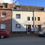 Reihenmittelhaus mit Doppel-Garage und viel Potenzial in Duisburg-Rheinhausen