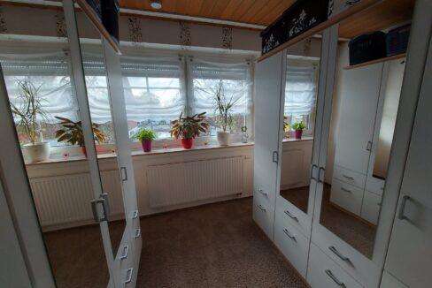 Ankleideraum neben dem Elternschlafzimmer im DG