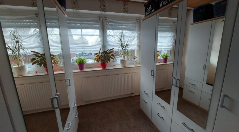 Ankleideraum neben dem Elternschlafzimmer im DG