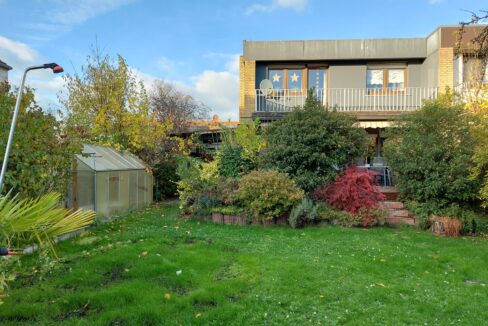 Blick vom Garten auf das Haus