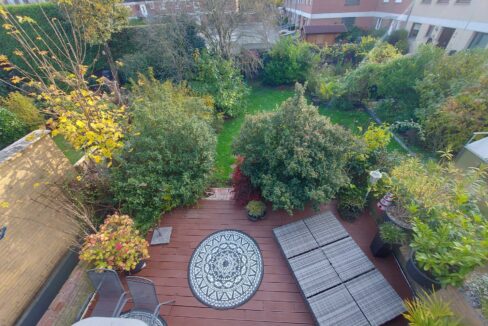 Blick vom Balkon auf die Terasse & Garten