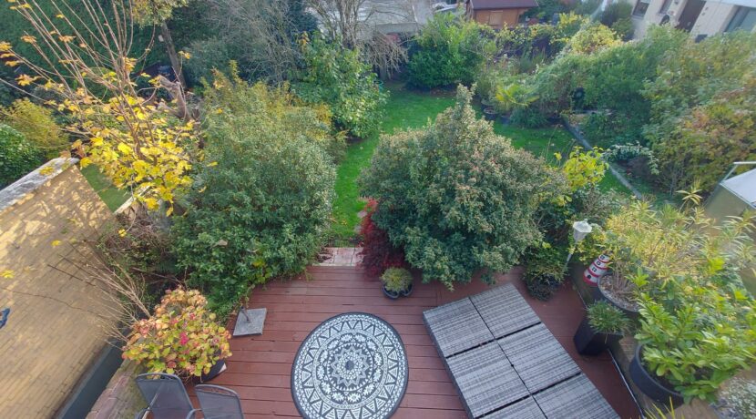 Blick vom Balkon auf die Terasse & Garten