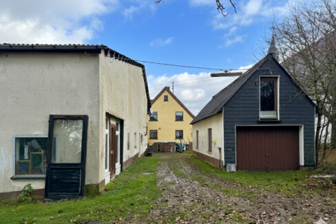 Nebengebäude und Garage Rückseite