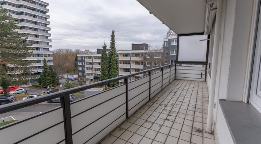 ca. 12m² großer überdachter Balkon