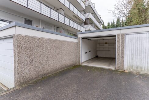 Garage direkt hinter dem Haus