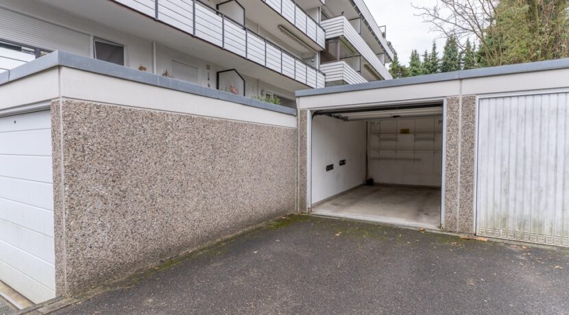 Garage direkt hinter dem Haus