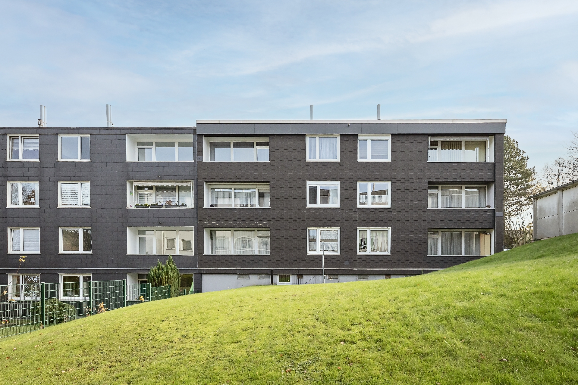 Verlässlich vermietet: Eigentumswohnung mit zwei Balkonen und mehreren Stellplätzen