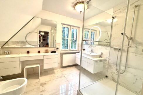 neuwertiges Badezimmer