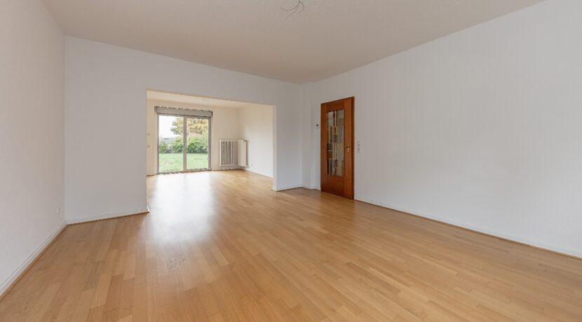 großzügiges Wohn-/Esszimmer mit Gartenzugang