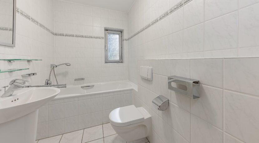 EG: Wannenbad mit Fenster