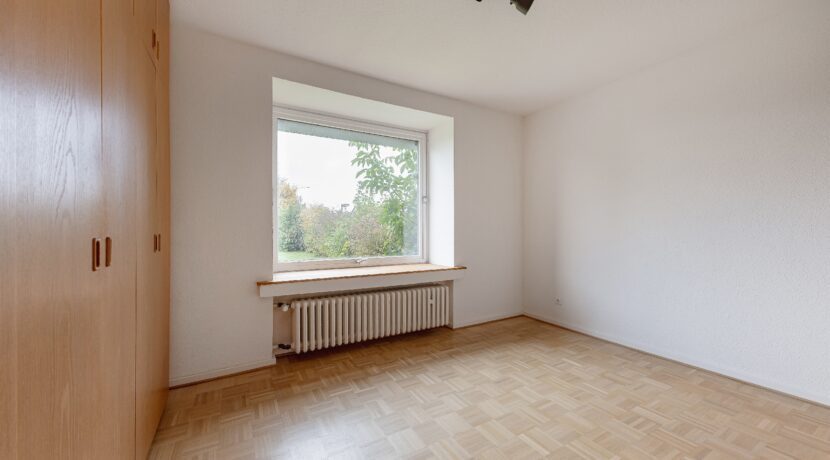 EG: weiteres helles Zimmer