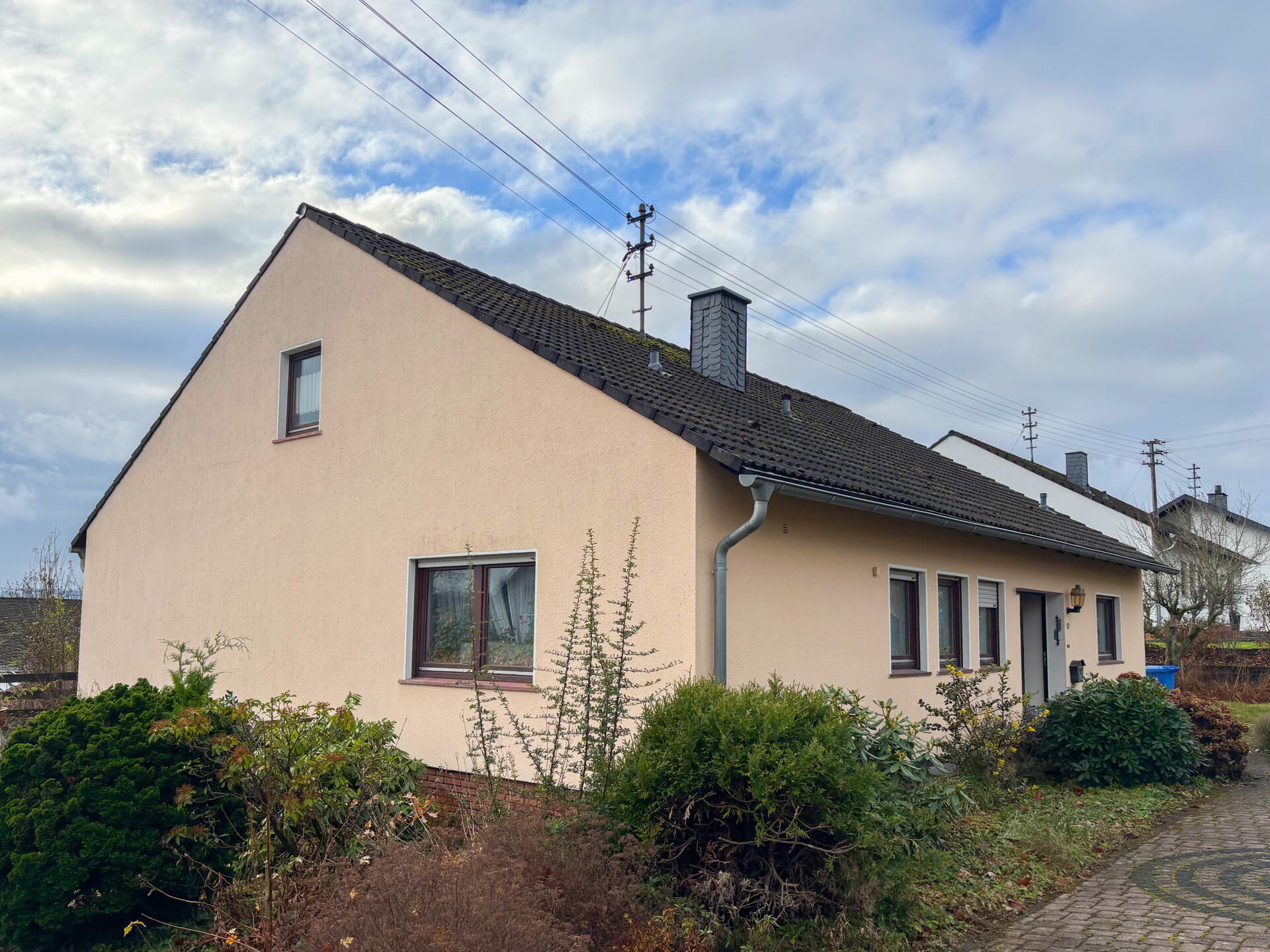 Charmanter Bungalow mit offenem Wohnbereich und Partykeller!