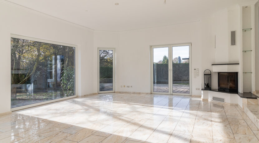 Wohnzimmer mit Kamin